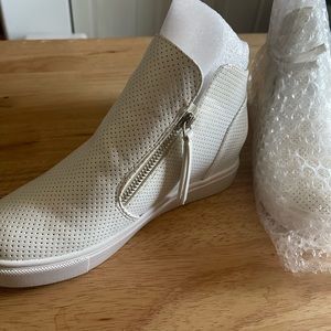 Brand new, never worn! Steve Madden Caliber white